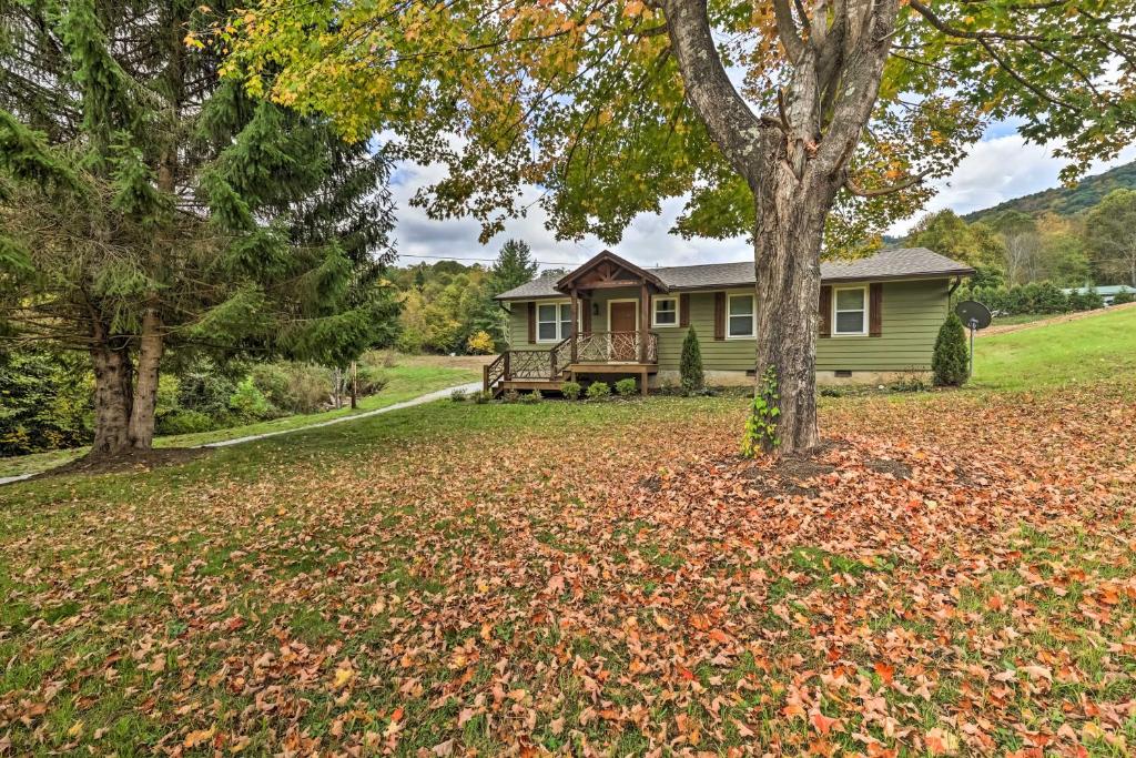 ein Haus in einem Hof mit Blättern auf dem Boden in der Unterkunft Charming Retreat, 13 Mi to Grandfather Mtn! in Newland