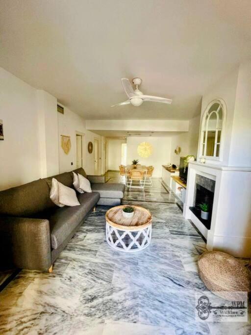 Posezení v ubytování Monte Duquesa large 2 bed ground floor, close to Port and Beach with communal pool
