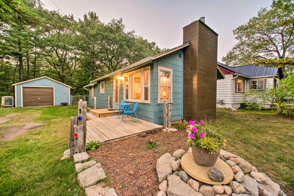 East Tawas Cabin with Deck, Backyard and Fire Pit!, East Tawas (updated prices 2024)