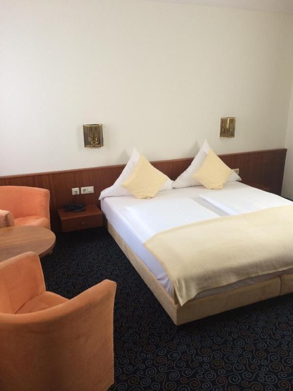 Postel nebo postele na pokoji v ubytování Stadthotel