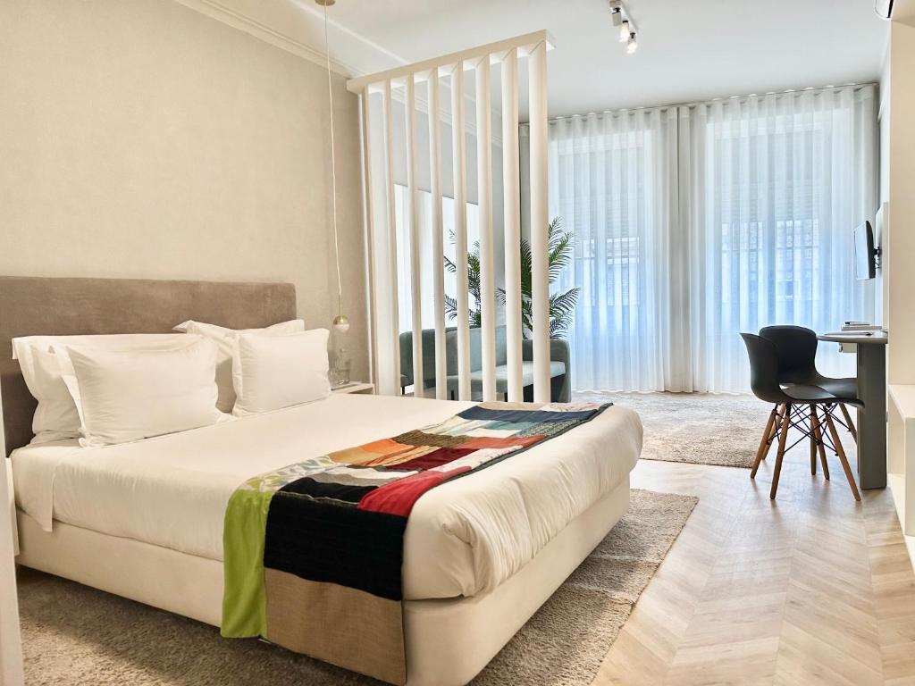 1 dormitorio con cama, escritorio y silla en YOUROPO - Capela, en Oporto