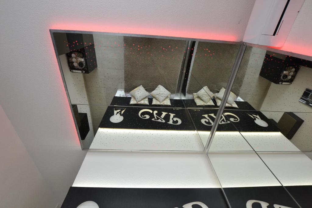 Elle offre une vue sur un dressing avec un miroir. dans l'établissement Studio Naturiste SUMMER Port Nature 656, au Cap d'Agde