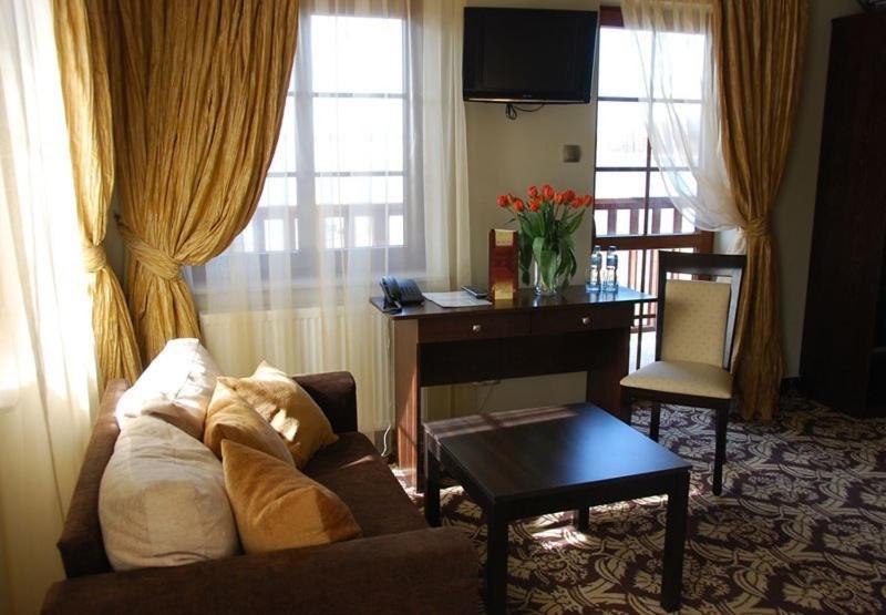 Televízia a/alebo spoločenská miestnosť v ubytovaní Hotel Słoneczny Brzeg