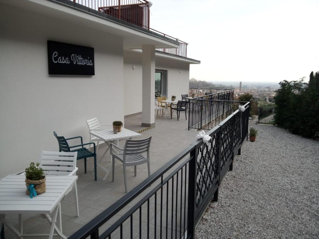 - un balcon d'un restaurant avec des tables et des chaises dans l'établissement Casa Vittoria Guest House, à Romano D'Ezzelino