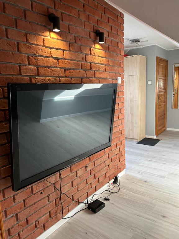 Televízia a/alebo spoločenská miestnosť v ubytovaní Klimatyzowany Apartament Nad Suwalskim Bulwarem