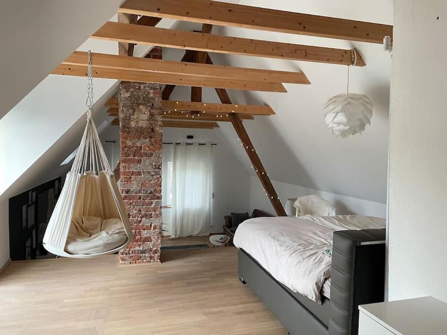 1 dormitorio con 1 cama y 1 hamaca colgante en Häuschen zentral gelegen en Detmold