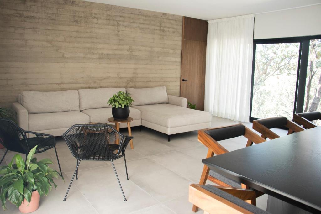 sala de estar con sofá, mesa y sillas en Casa Blumenhaus - Casa de Campo con Jacuzzi en Zapopan, en Zapopan