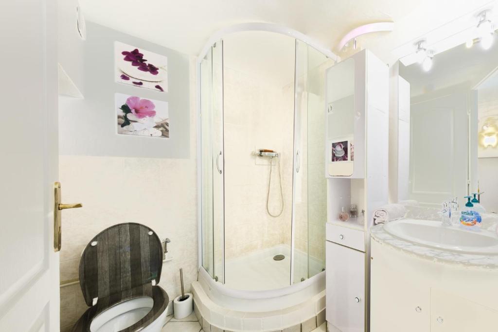 Fotografia z galérie ubytovania 8/9 personnes, ensemble de 3 logements tous équipés et climatisés, Wifi, Netflix, centre ville à 400m, boites à clés v destinácii Pallud
