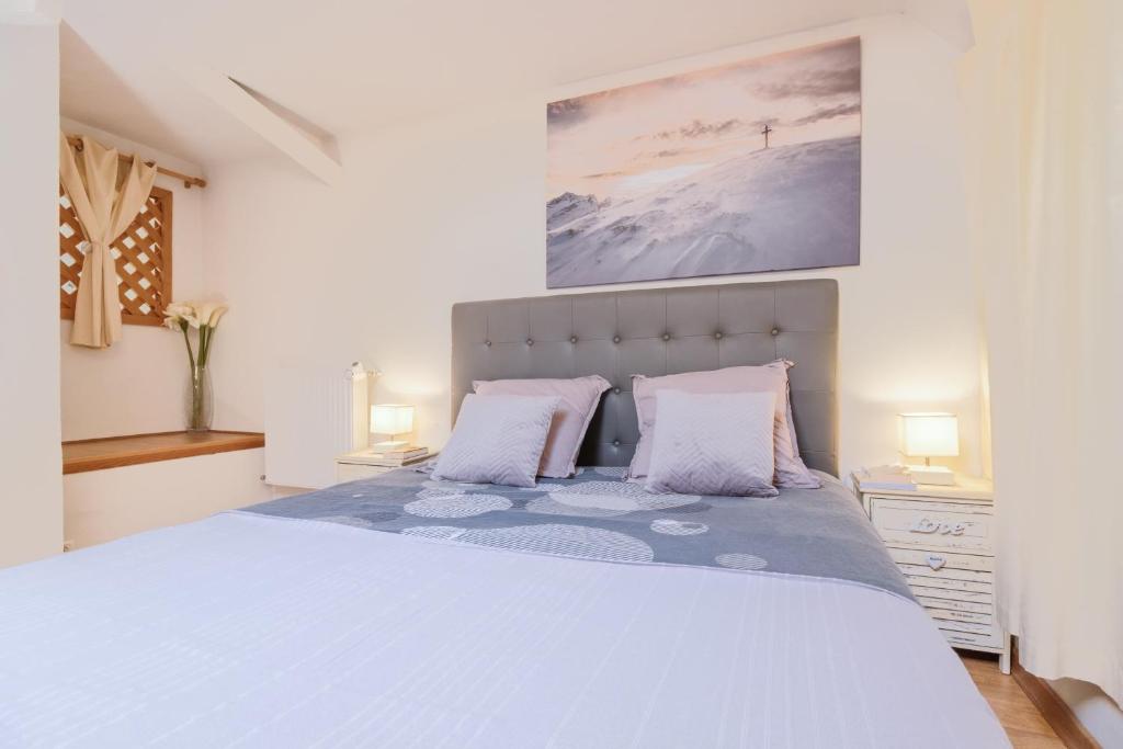 Fotografia z galérie ubytovania 8/9 personnes, ensemble de 3 logements tous équipés et climatisés, Wifi, Netflix, centre ville à 400m, boites à clés v destinácii Pallud