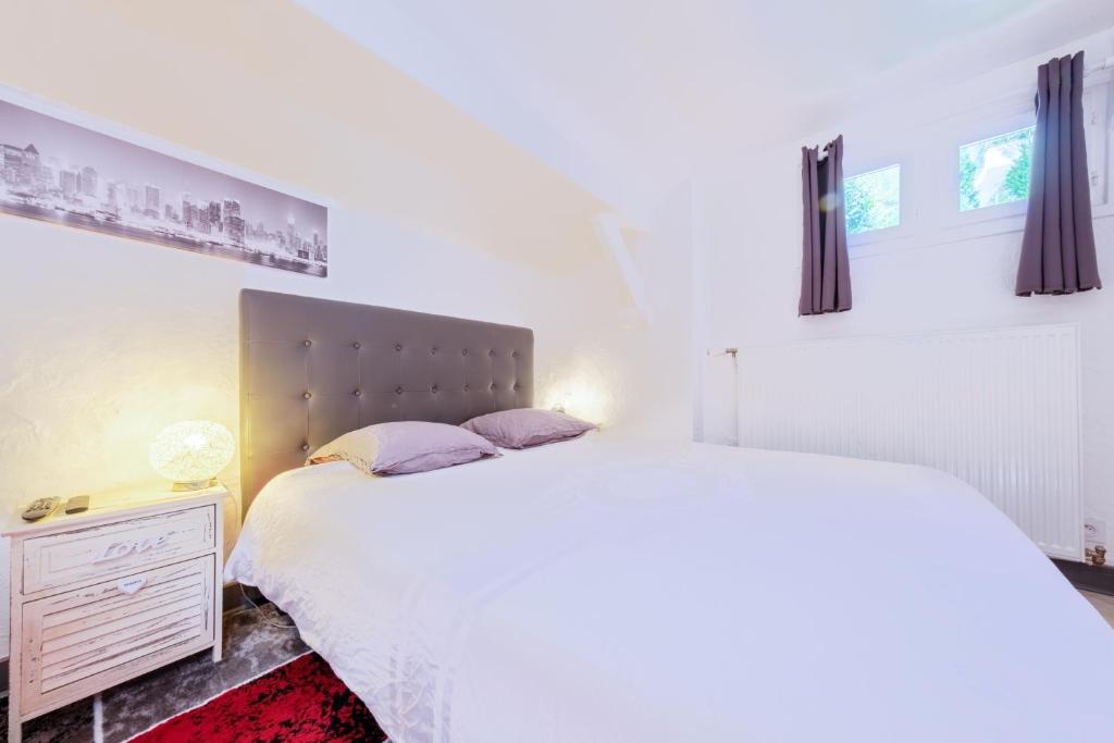 Fotografia z galérie ubytovania 8/9 personnes, ensemble de 3 logements tous équipés et climatisés, Wifi, Netflix, centre ville à 400m, boites à clés v destinácii Pallud