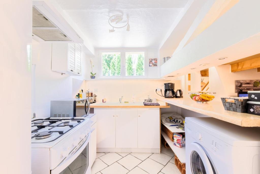 Fotografia z galérie ubytovania 8/9 personnes, ensemble de 3 logements tous équipés et climatisés, Wifi, Netflix, centre ville à 400m, boites à clés v destinácii Pallud