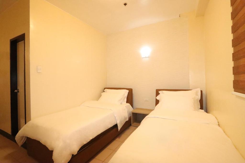 Postel nebo postele na pokoji v ubytování Leo Hotel - Lifestrong Property Inc