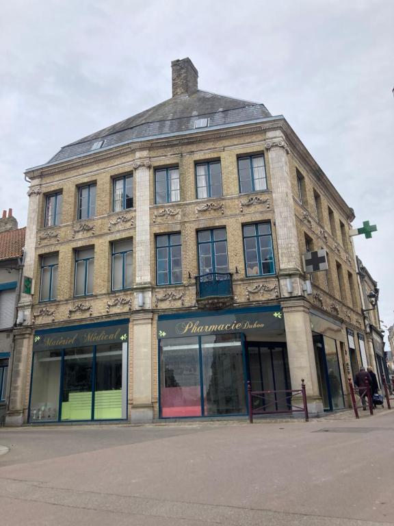 un bâtiment au coin d'une rue dans l'établissement au 33 chambres d'hôtes, à Saint-Omer