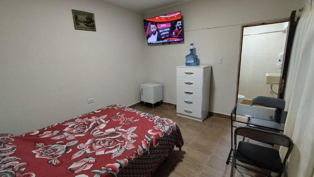 1 dormitorio con cama, tocador y espejo en Habitacion con baño privado en Salta