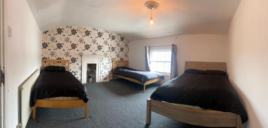 1 dormitorio con 2 camas en una habitación en Southgate Lodge - Single/Twin, Double and Family rooms, en Kings Lynn