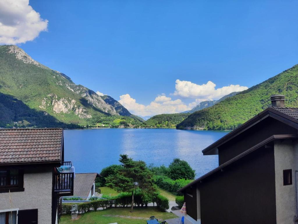 - une vue sur un lac avec des montagnes en arrière-plan dans l'établissement Casa Maria, à Ledro