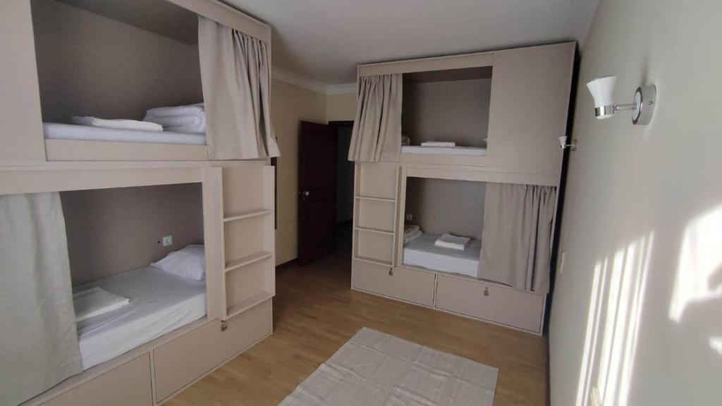 um quarto com três beliches num quarto em Hostel Summer House em Vila Nova de Gaia