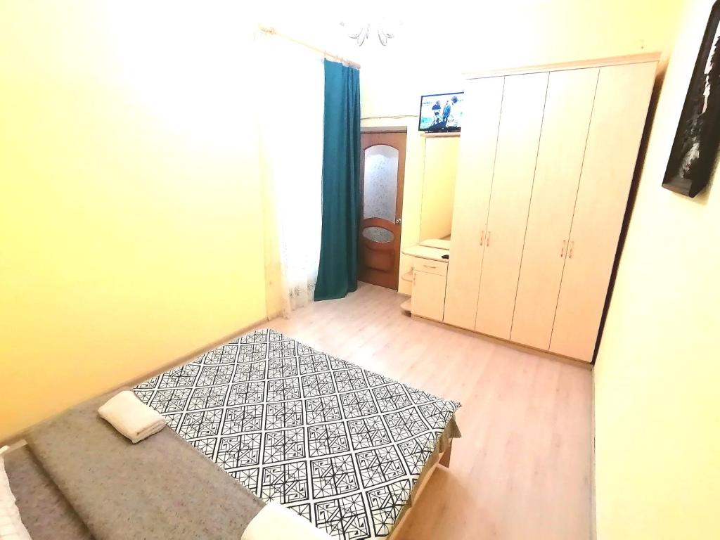 Dormitorio pequeño con cama y armario en Apartment Zhyzhky 9, en Leópolis