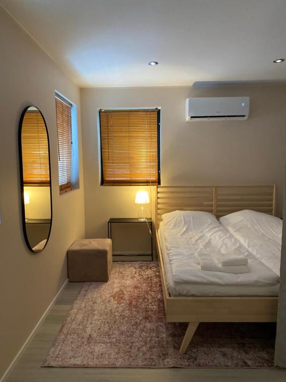 1 dormitorio con cama y espejo en Rune Bergin piilopaikka en Porvoo