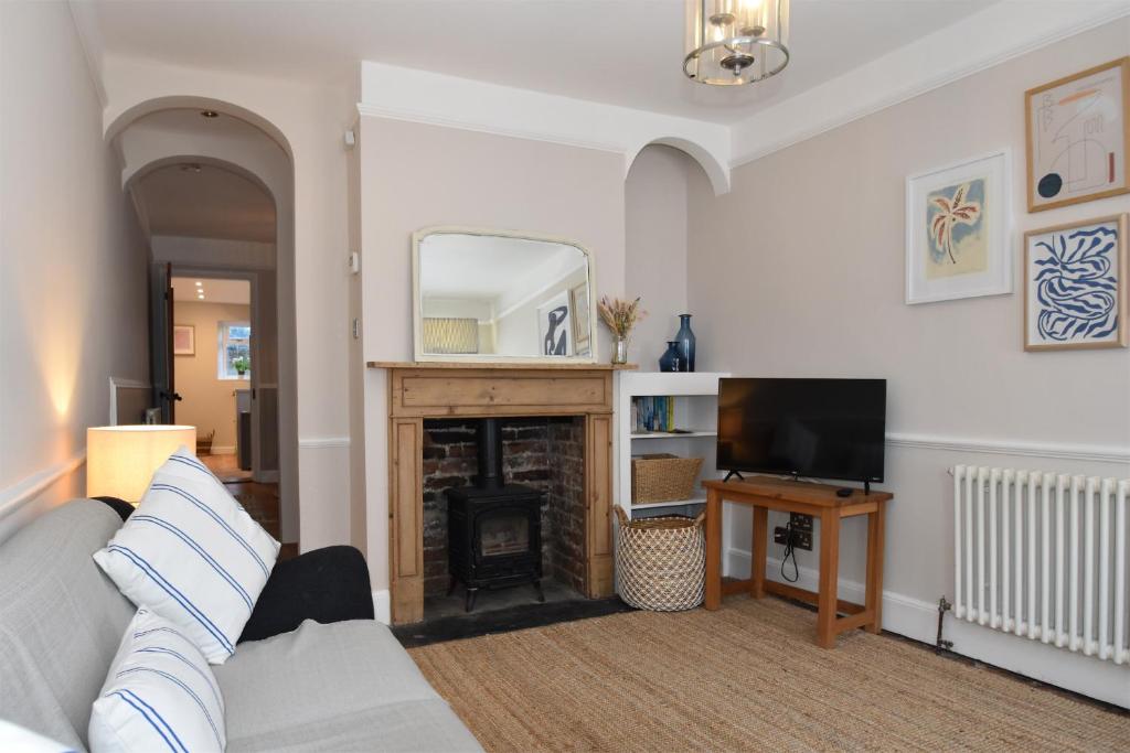 a living room with a fireplace and a television at 5 East Street in Rye