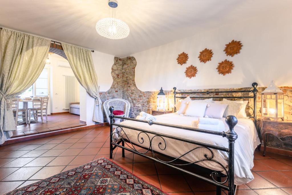 een slaapkamer met een bed in een kamer bij La casa di Olimpia in San Baronto
