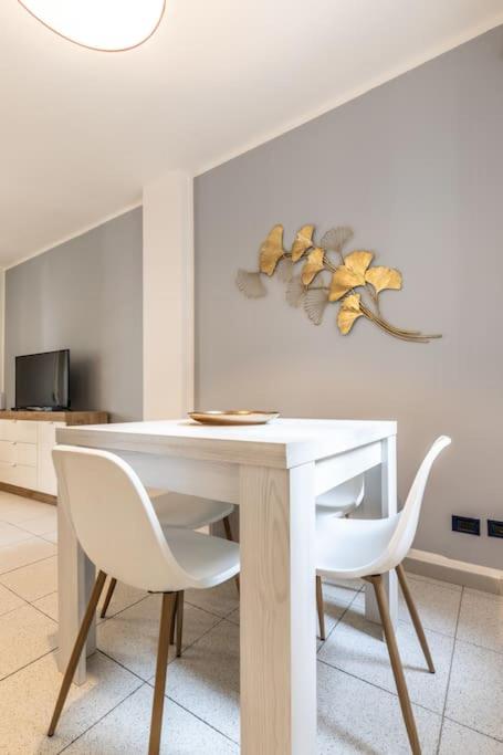 A television and/or entertainment centre at Design Apartments Sassari-Via Roma