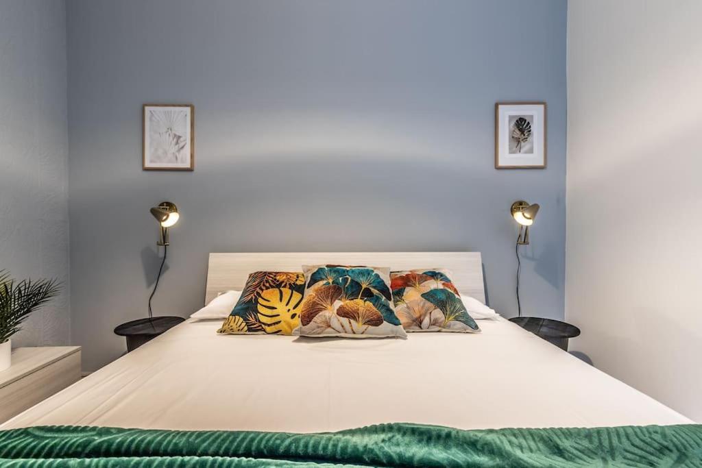 A bed or beds in a room at Design Apartments Sassari-Via Roma