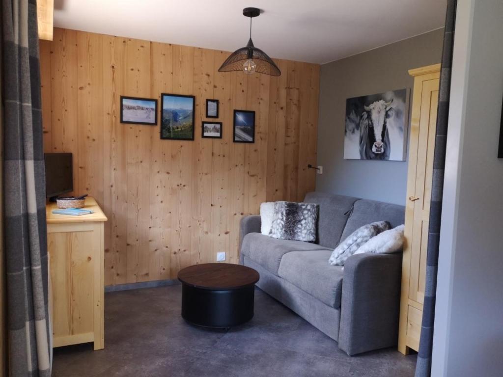 ein Wohnzimmer mit Sofa und Tisch in der Unterkunft Appartement cosy à Châtel - 5 pers, WIFI - FR-1-198-207 in Châtel