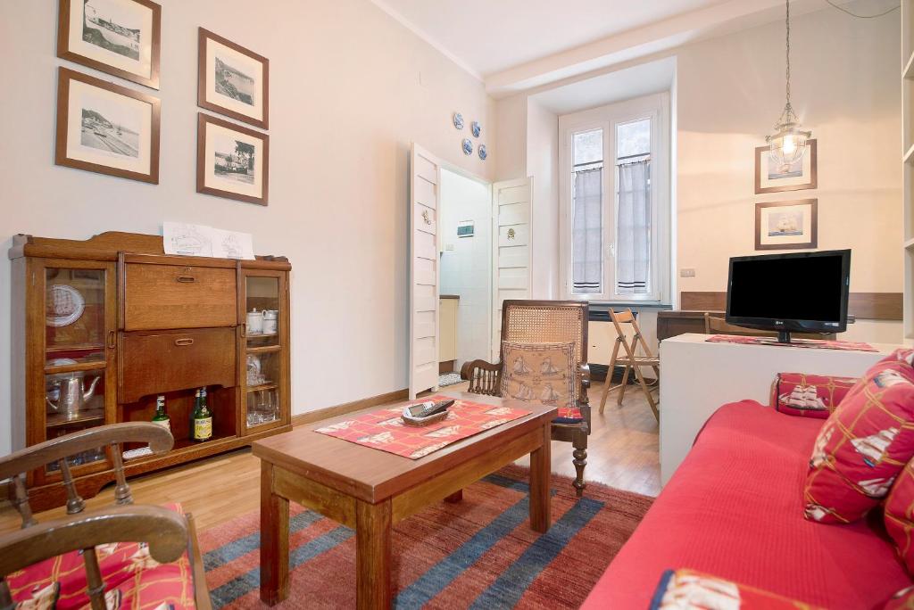 una sala de estar con un sofá y una mesa en Monolocale Daneri 72, en Bonassola