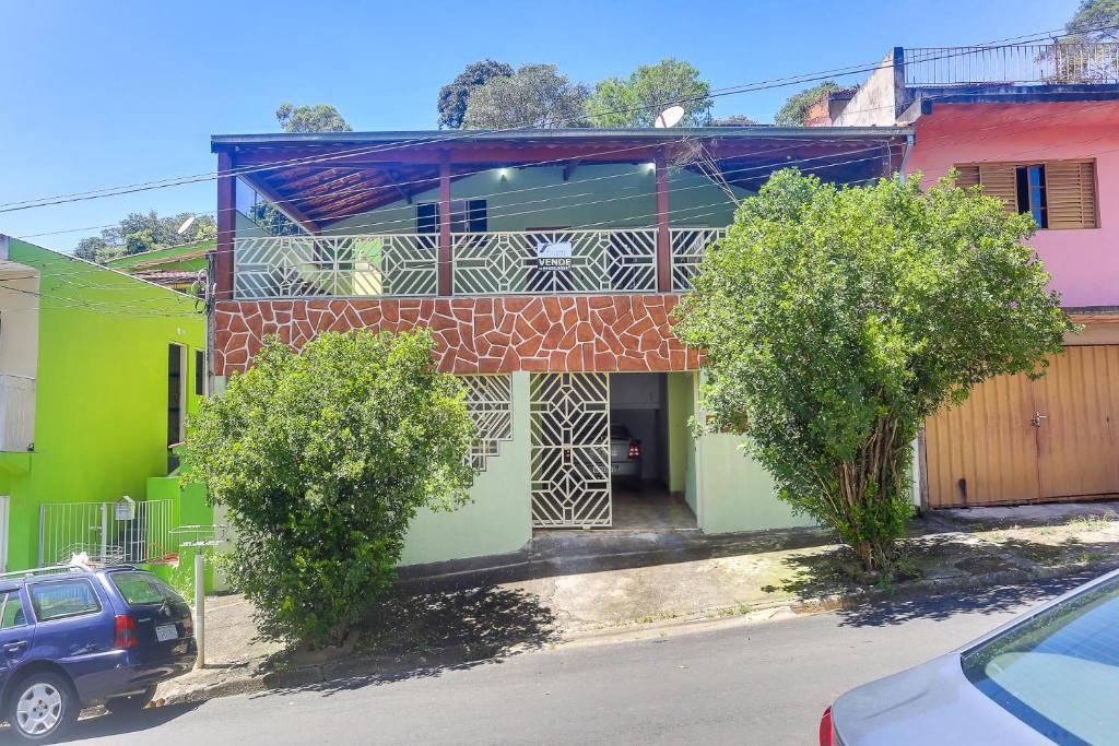 a colorful house with a car parked in front of it at casa da paz in Lindóia