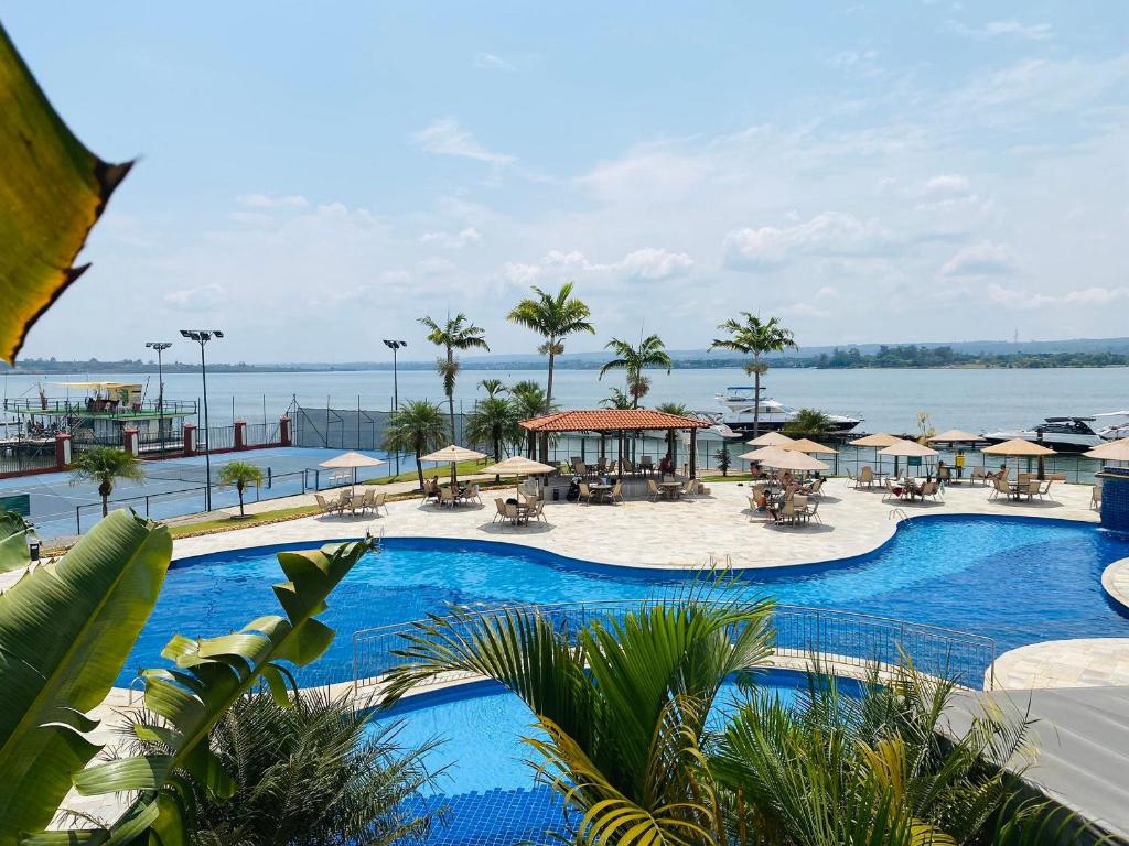 a view of the pool at a resort at Belíssimo Flat no Lake Side - Beira Lago in Brasilia