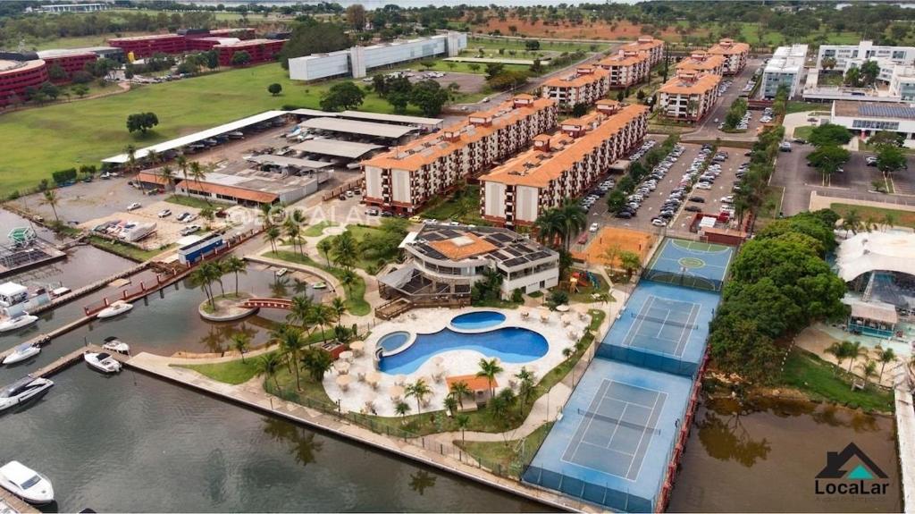 an aerial view of a resort with a swimming pool at Aconchegante apartamento no lago in Brasilia
