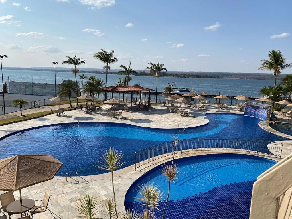 una gran piscina con vistas al océano en Luxuoso Flat Lake Side com vista para o lago, en Brasilia