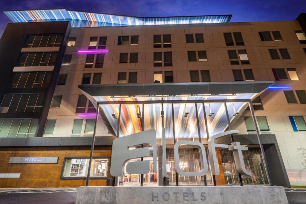 una señal de hotel frente a un edificio en Aloft Austin South, en Austin