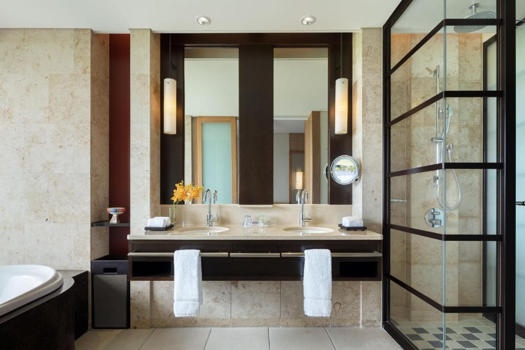 Koupelna v ubytování The Ritz-Carlton Okinawa