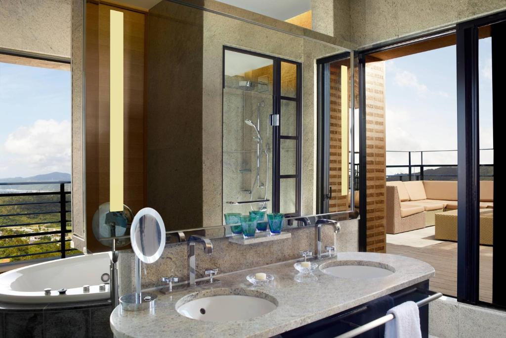 Koupelna v ubytování The Ritz-Carlton Okinawa