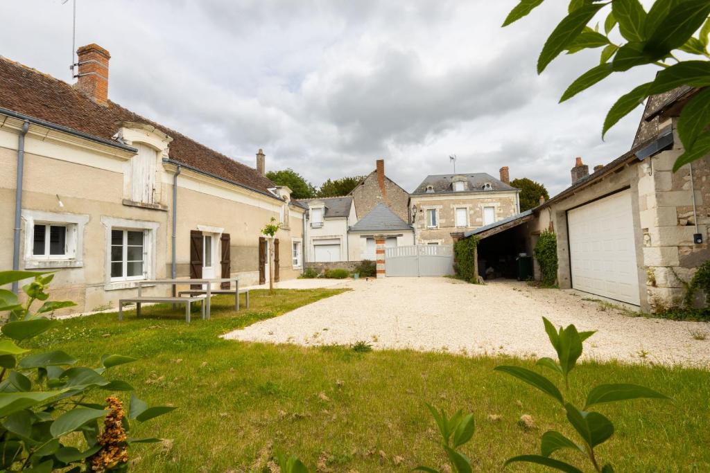 a courtyard of a house with a driveway at Le Pressoir in Meusnes