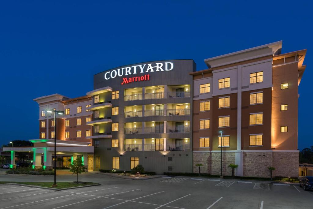 a view of a court yard hotel at night at Courtyard By Marriott Houston Kingwood in Kingwood