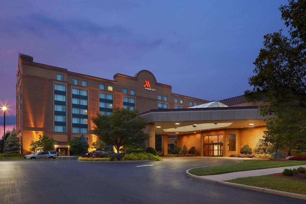 un hotel con un estacionamiento delante de él en Marriott Cincinnati Airport en Hebron