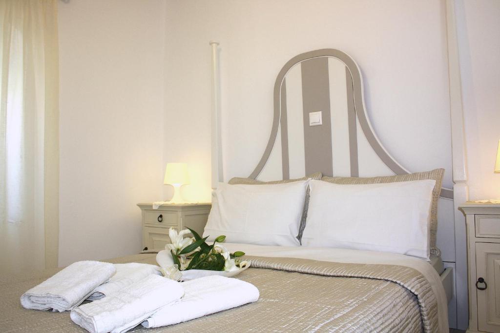 Postel nebo postele na pokoji v ubytování Mariakis Luxury Studios