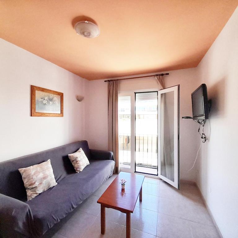 Televízia a/alebo spoločenská miestnosť v ubytovaní Apartamentos Vicenta Playa Carihuela