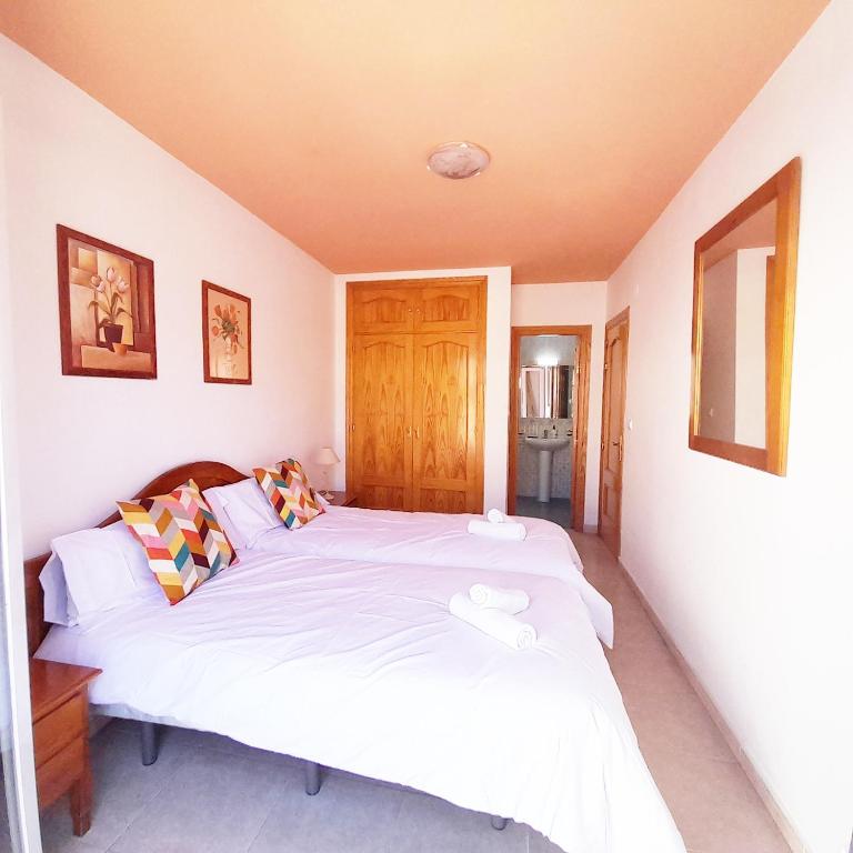 Posteľ alebo postele v izbe v ubytovaní Apartamentos Vicenta Playa Carihuela