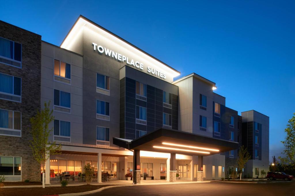 ein Rendezvous mit dem Tower Lake Suites Hotel in der Unterkunft TownePlace Suites by Marriott Cleveland Solon in Solon