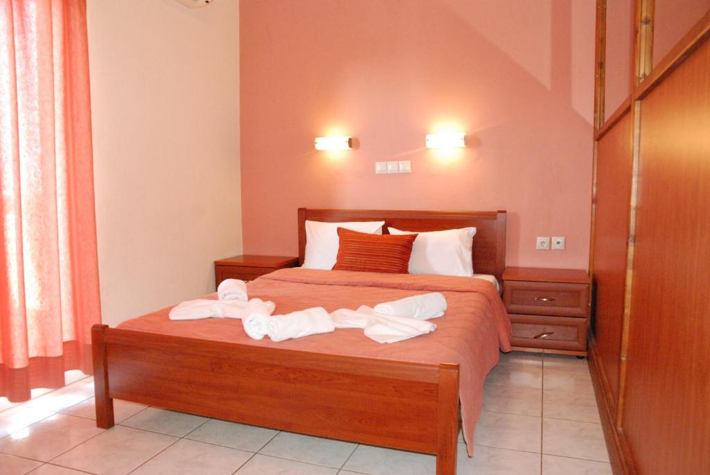 sypialnia z łóżkiem i dwoma ręcznikami na nim w obiekcie Monemvasia Hotel w mieście Skála Sotíros