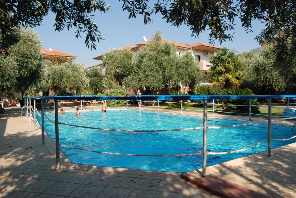 ein Schwimmbad mit einem Volleyballnetz in einem Park in der Unterkunft Monemvasia Hotel in Skala Sotiros