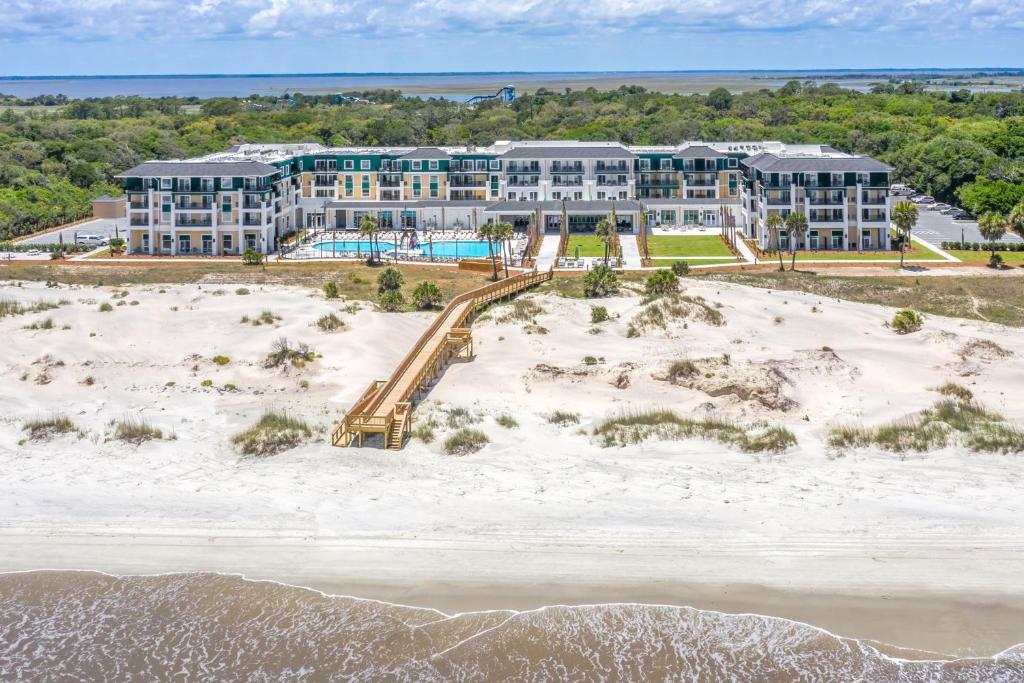 uma vista aérea do resort a partir da praia em Courtyard by Marriott Jekyll Island em Jekyll Island