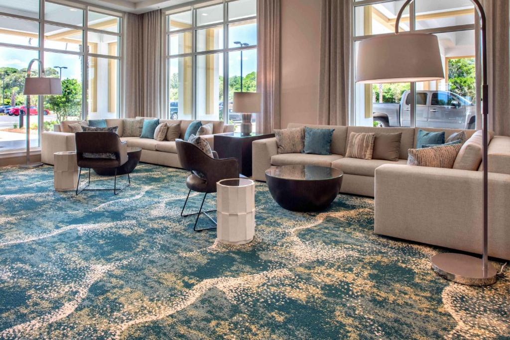 Posezení v ubytování Courtyard by Marriott Jekyll Island