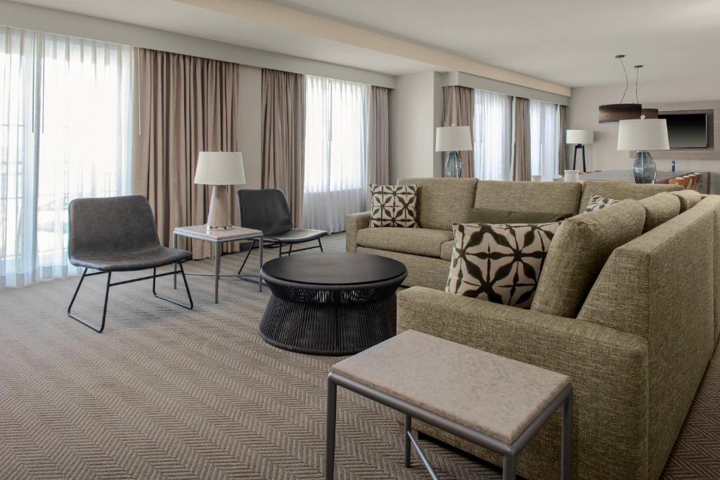 Posezení v ubytování Courtyard by Marriott Jekyll Island