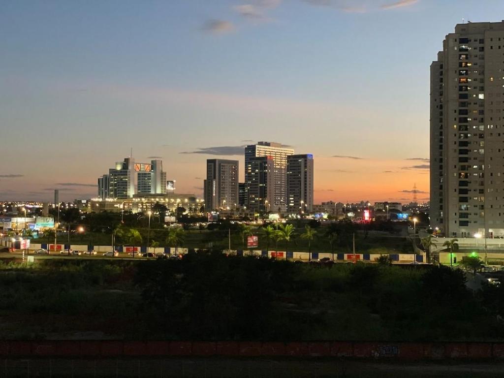 eine Skyline der Stadt bei Nacht mit hohen Gebäuden in der Unterkunft Excelente apartamento no shopping in Brasilia