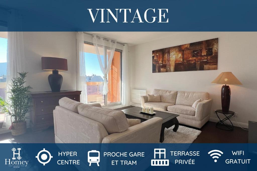 uma sala de estar com um sofá e uma mesa em HOMEY VINTAGE - Hypercentre - Proche Gare et Tram - Terrasse privée - Wifi gratuit em Annemasse
